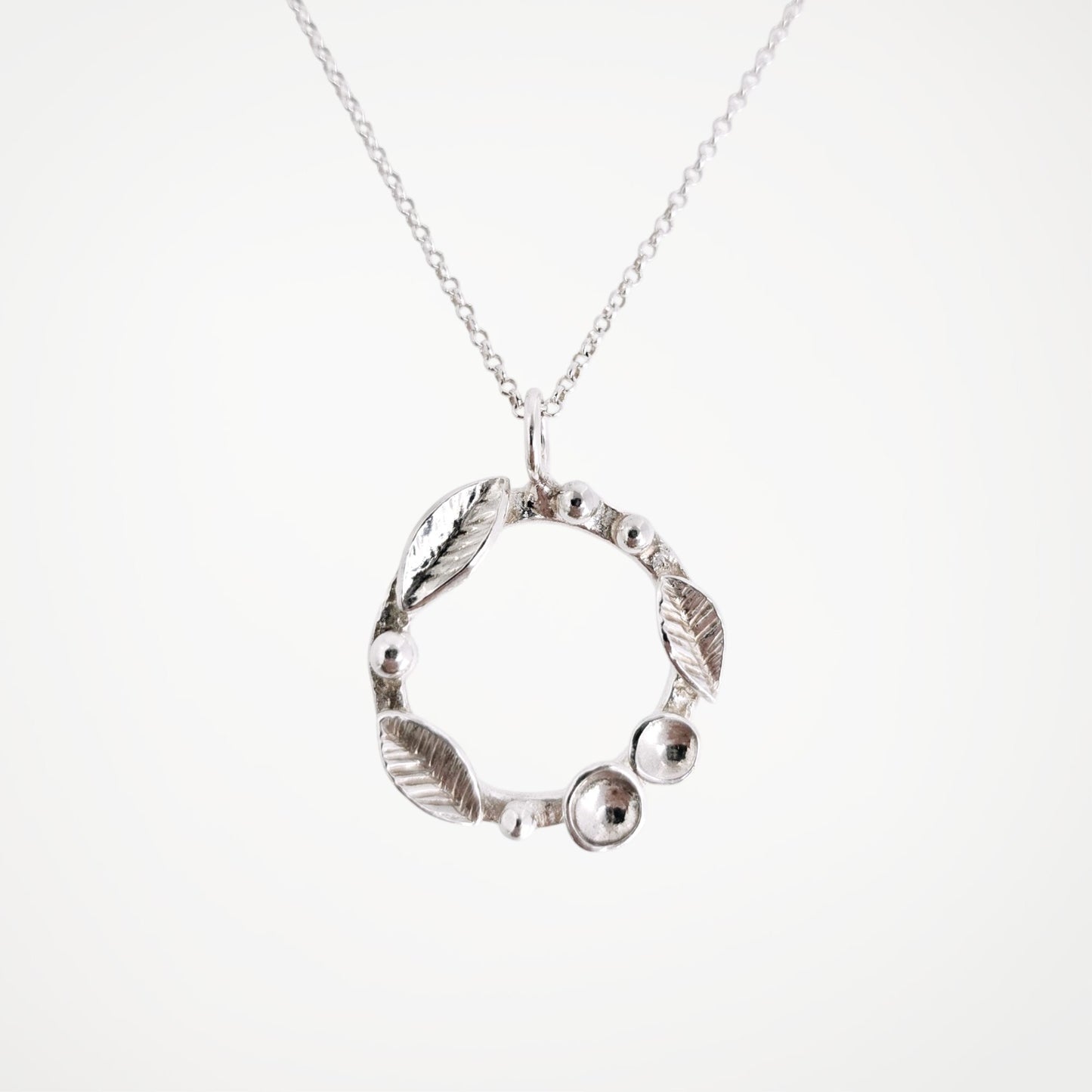 Wreath necklace - leaf and berry