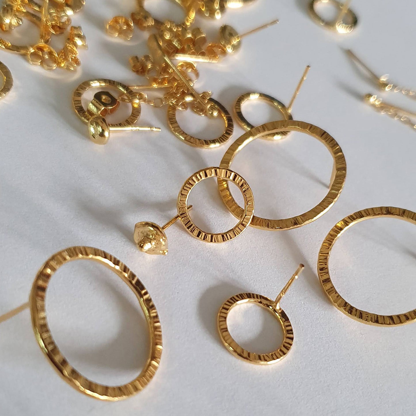 Circle studs small in yellow gold vermeil